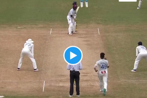 मुकेश कुमार ने डेब्यू में चटकाया पहला विकेट, 'जमकर बरस गए बादल', देखें वीडियो